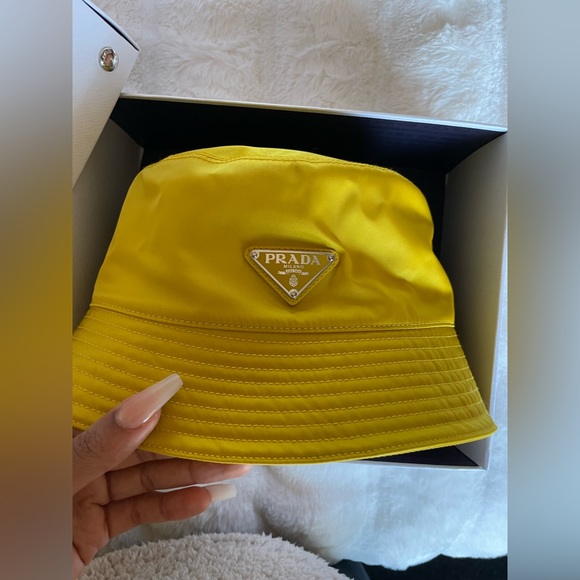 PRADA Re-Nylon BUCKET HAT YELLOW - Picture 7 of 12